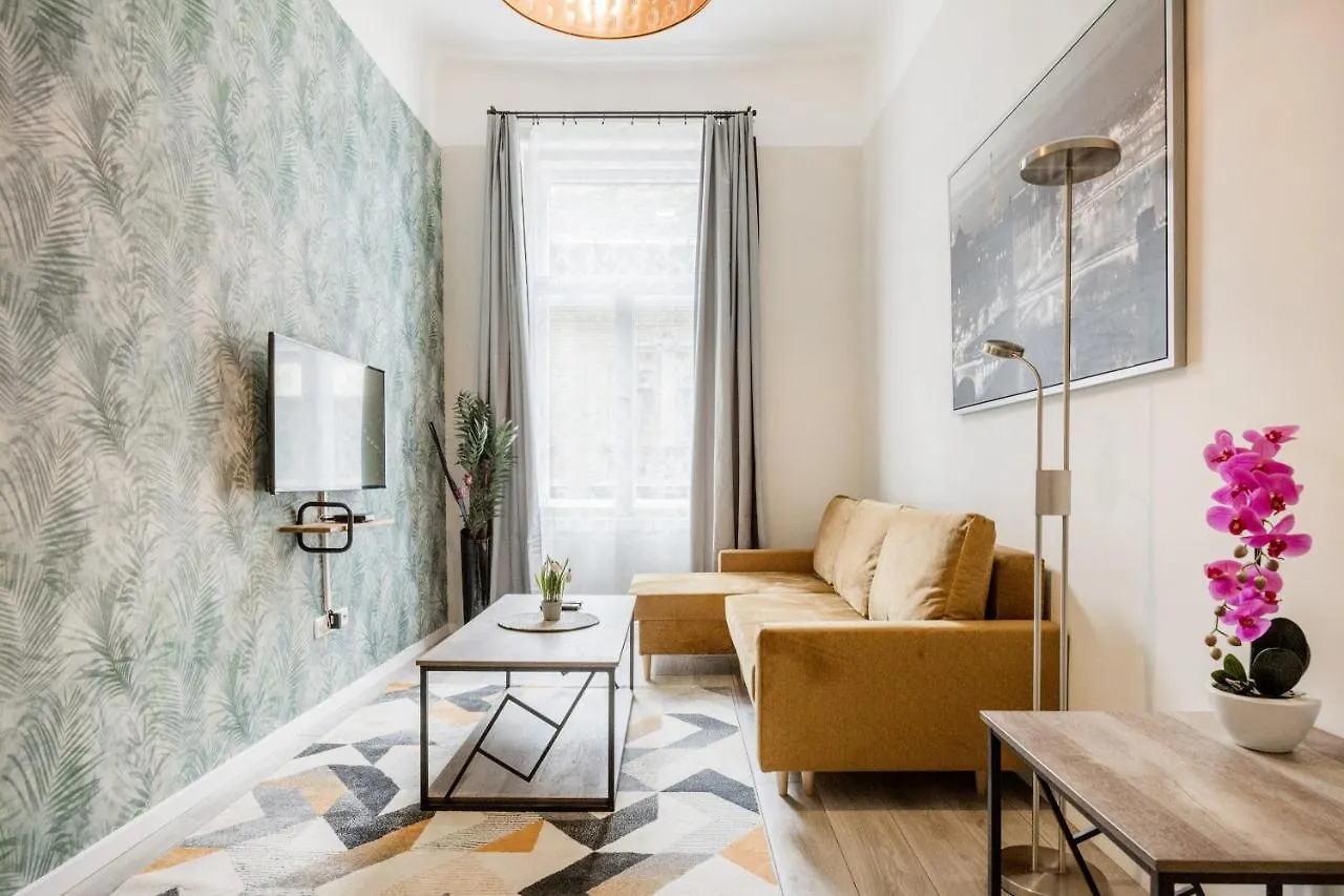 O Street 3 Bedroom Stylish Apartment Budapest