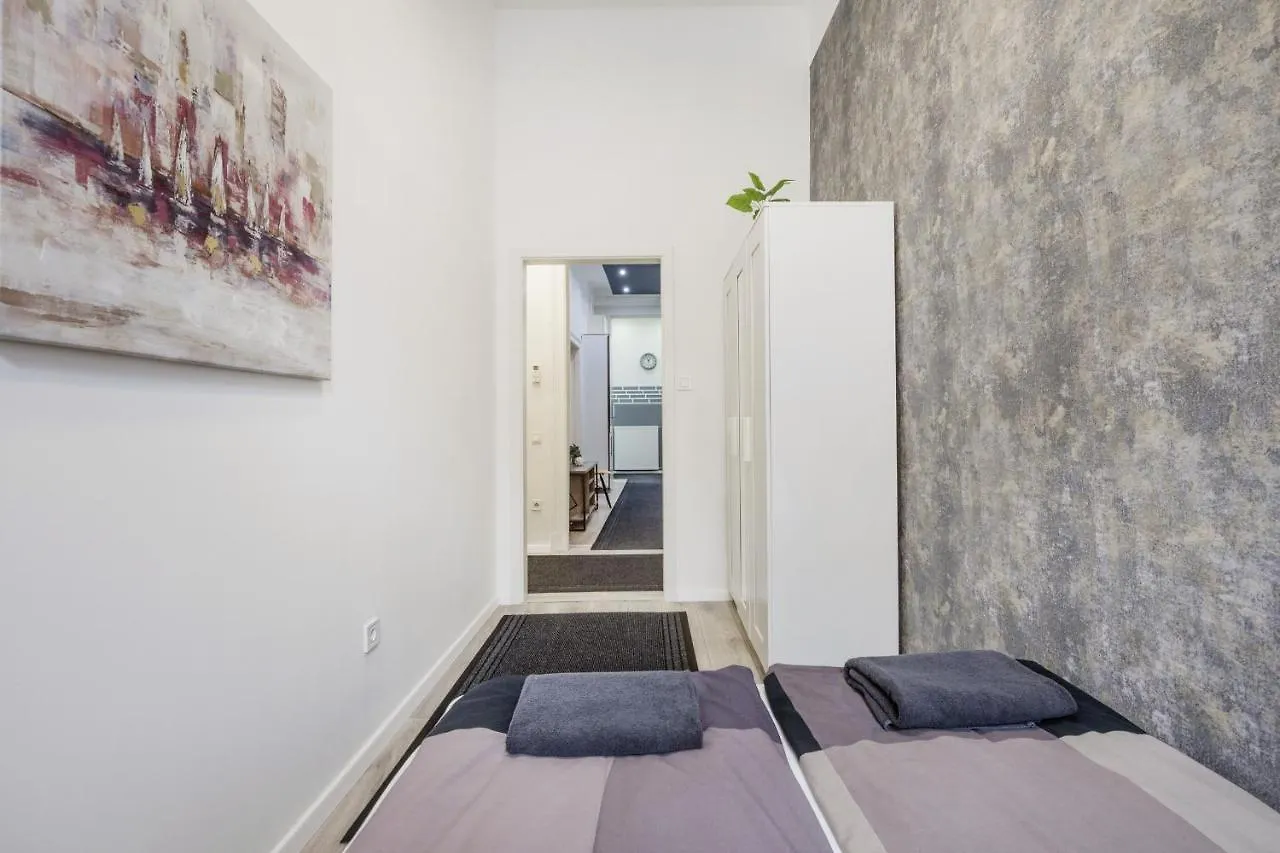 O Street 3 Bedroom Stylish Apartment Budapest