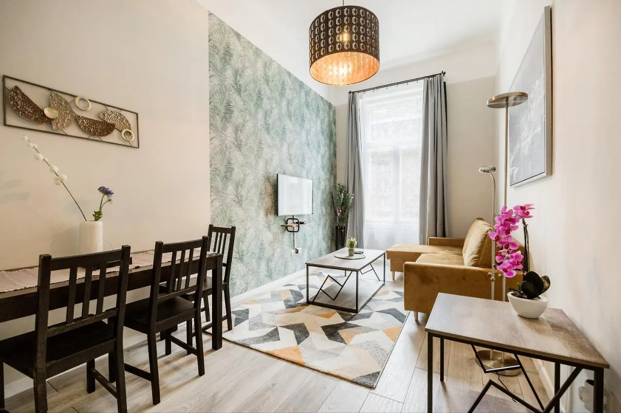 O Street 3 Bedroom Stylish Apartment Budapest